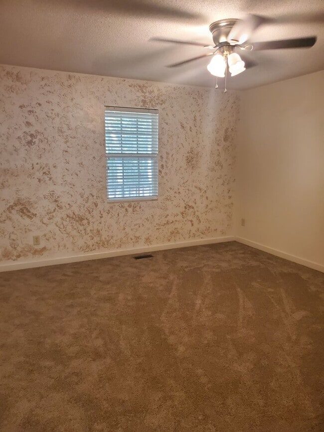 Building Photo - NEW LISTING! 3 Bedroom/ 2 Full Bath Home L...