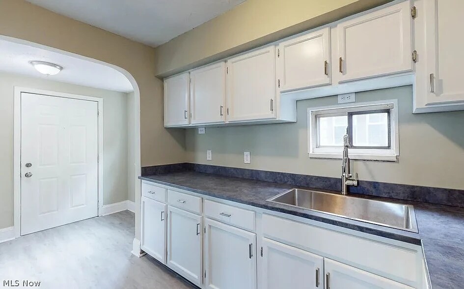 Farm House style Deep Sink - 411 Lindenwood Ave
