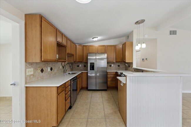 Building Photo - 925 Abeto St NE