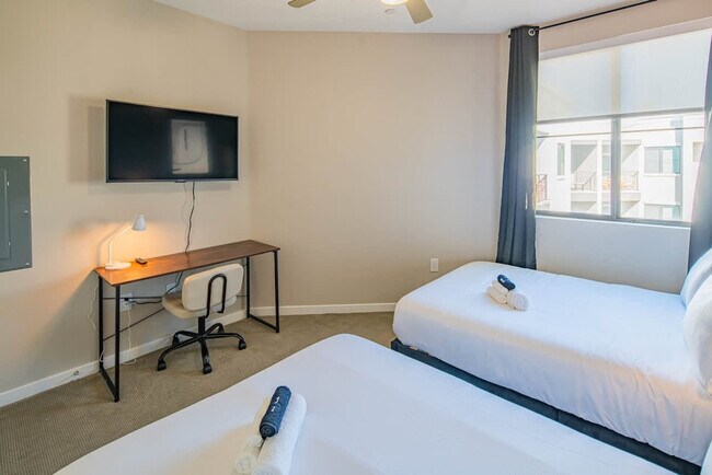 Building Photo - 777 E Stella Ln