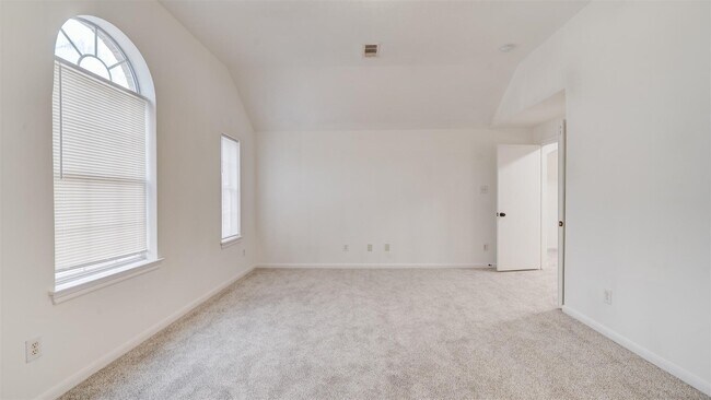 Building Photo - 827 Forest Ivy Ln