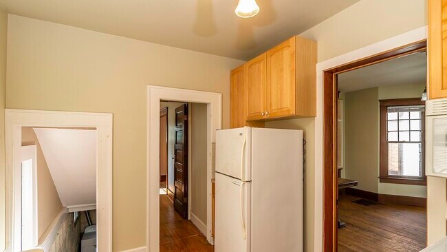 Building Photo - 823 Dewey Ave