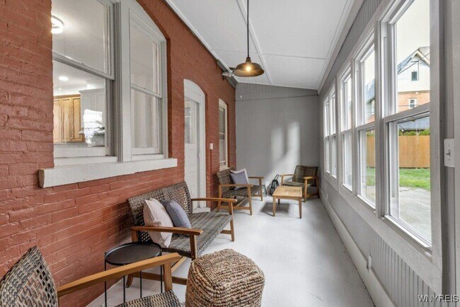 Building Photo - 617 Niagara St