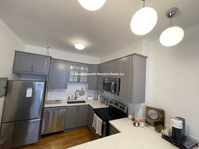 Building Photo - 922 Beacon St