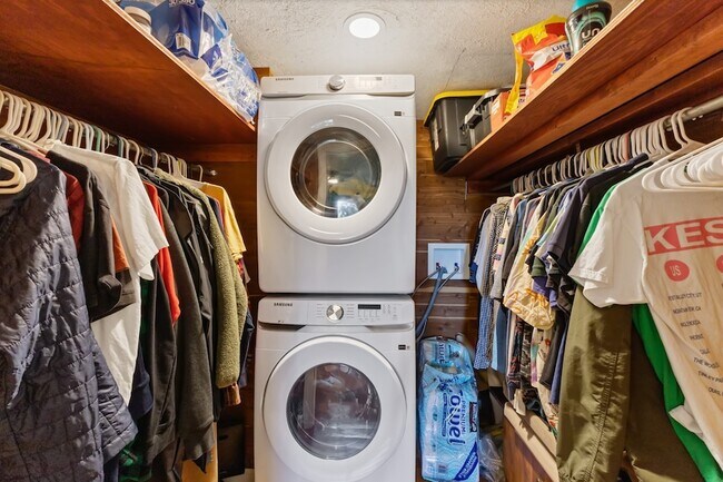 Building Photo - 515 Basswood Ave