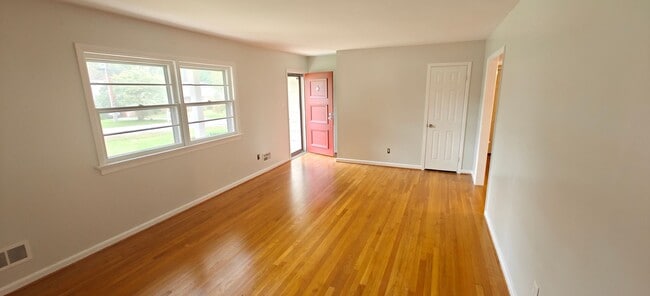 Building Photo - Walk to the river from this convenient rancher near Willow Oaks