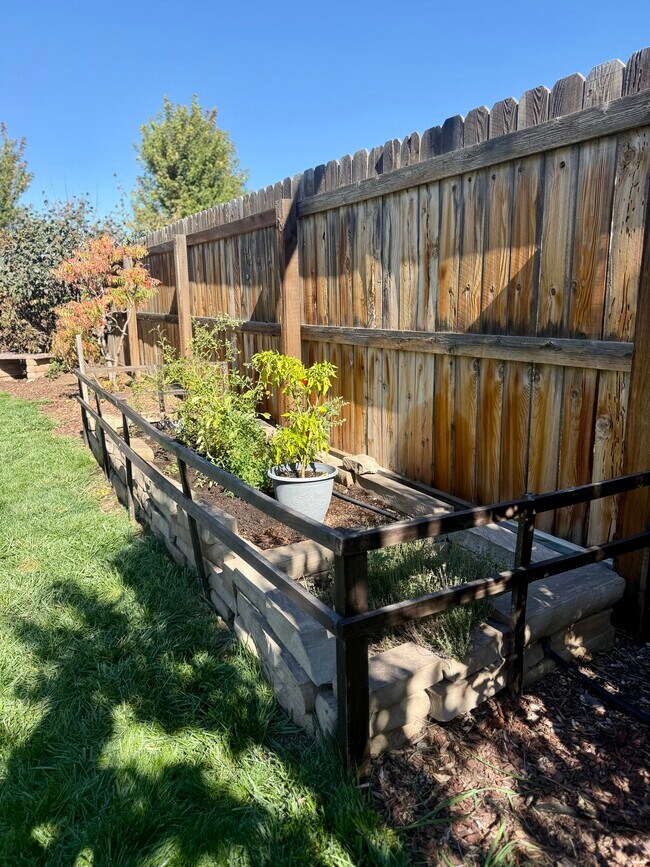 Building Photo - 724 Pioneer Dr