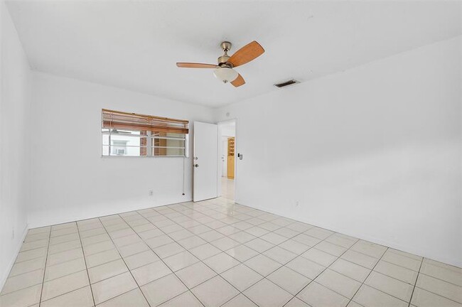 Building Photo - 117 SW 4 Ave