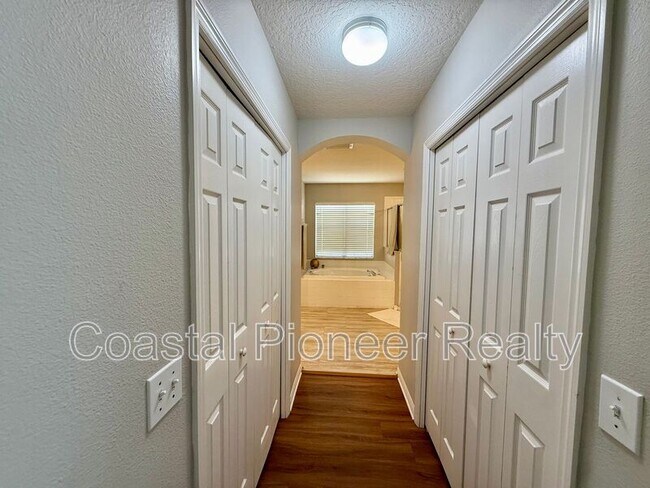Building Photo - 11113 Avery Oaks Dr