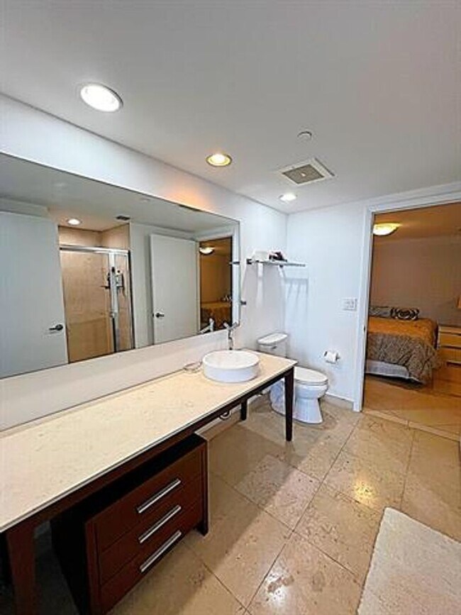 Building Photo - 495 Brickell Ave