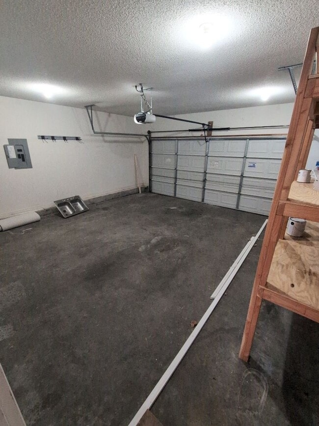 Building Photo - 3218 Tabby Dr