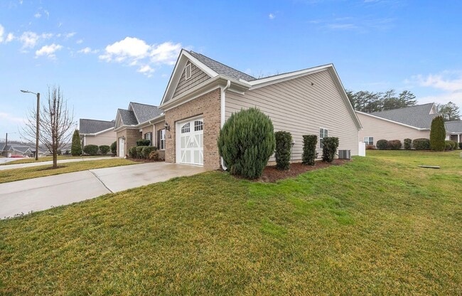 Building Photo - Like New Garden View Townhome in Graham