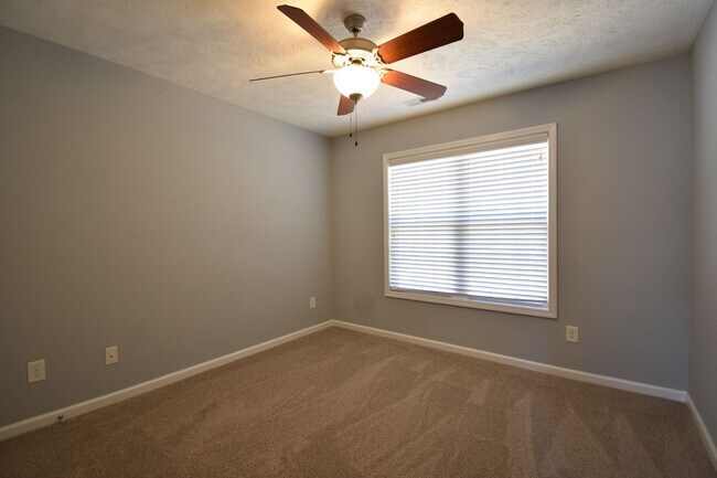 Building Photo - 3 BEDROOM 2 BATHROOM - PETS CONSIDERED