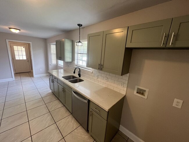 Building Photo - Newly renovated home in Beau Village Subdi...