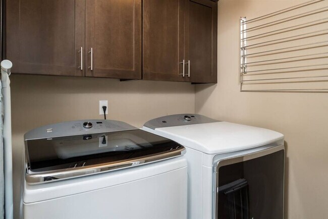 Building Photo - 525 SE Gleneden Place