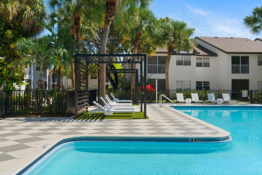 Primary Photo - Cortland at the Hammocks