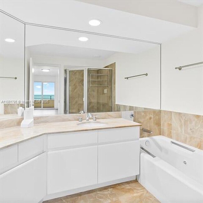 Building Photo - 888 Brickell Key Dr