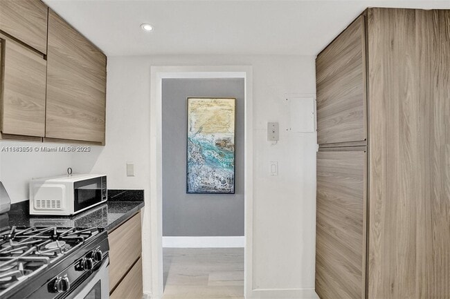 Building Photo - 3140 S Ocean Dr