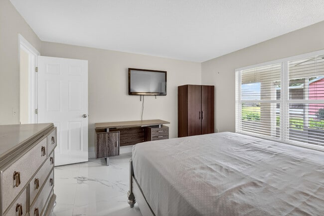 Building Photo - 1676 SW Mackey Ave