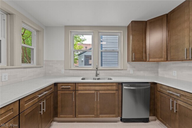 Building Photo - 1372 Bonnieview Ave