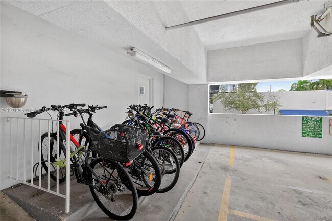 Building Photo - 1331 Lincoln Rd