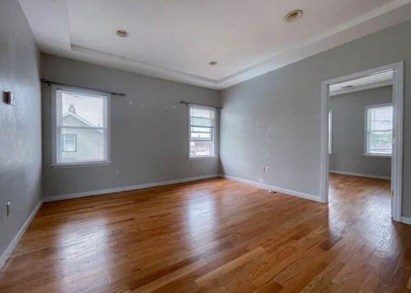 Building Photo - 560 Forest St