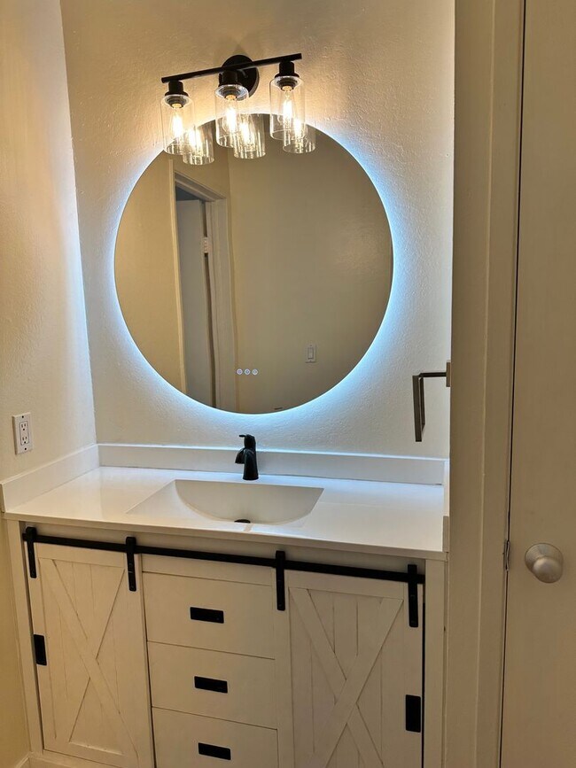 Building Photo - Bright Furnished 1BD/1BA Near UC Berkeley – Quiet, Updated & Move-In Ready