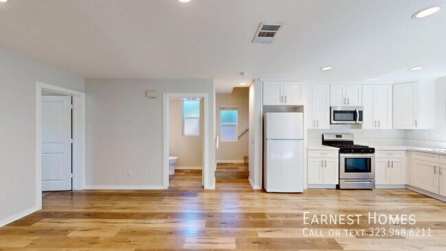 Building Photo - 15033 Hartland St