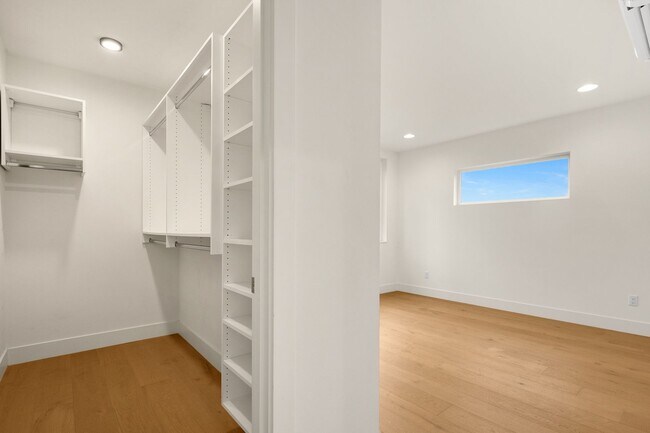 Building Photo - Gorgeous Urban Madrona 3-bedroom home