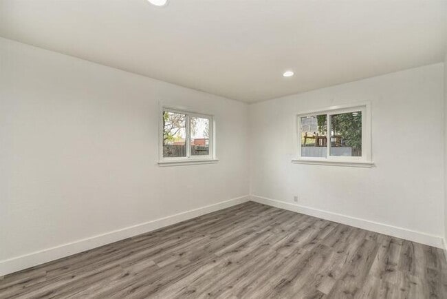 Building Photo - Beautifully Remodeled Duplex - 2 Bed, 1 Bath
