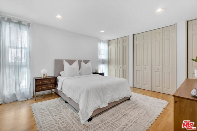 Building Photo - 11789 Montana Ave