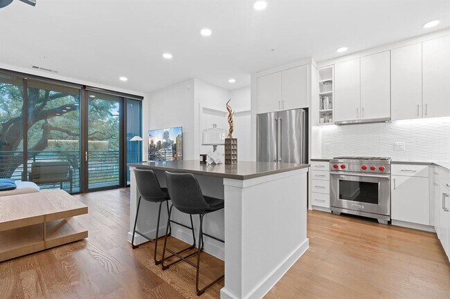 Building Photo - 900 S 1st St