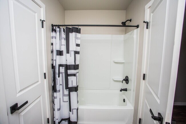 Building Photo - Modern 3/2/1 Duplex!