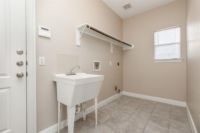 Building Photo - 24006 Lestergate Dr