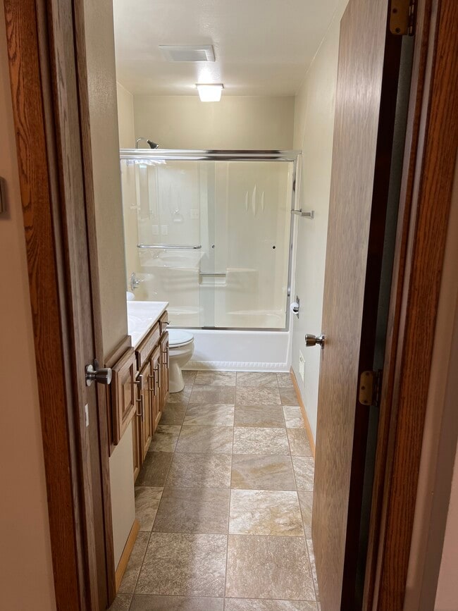 1st floor bathroom (BA 1) - 1224 E Longview Dr