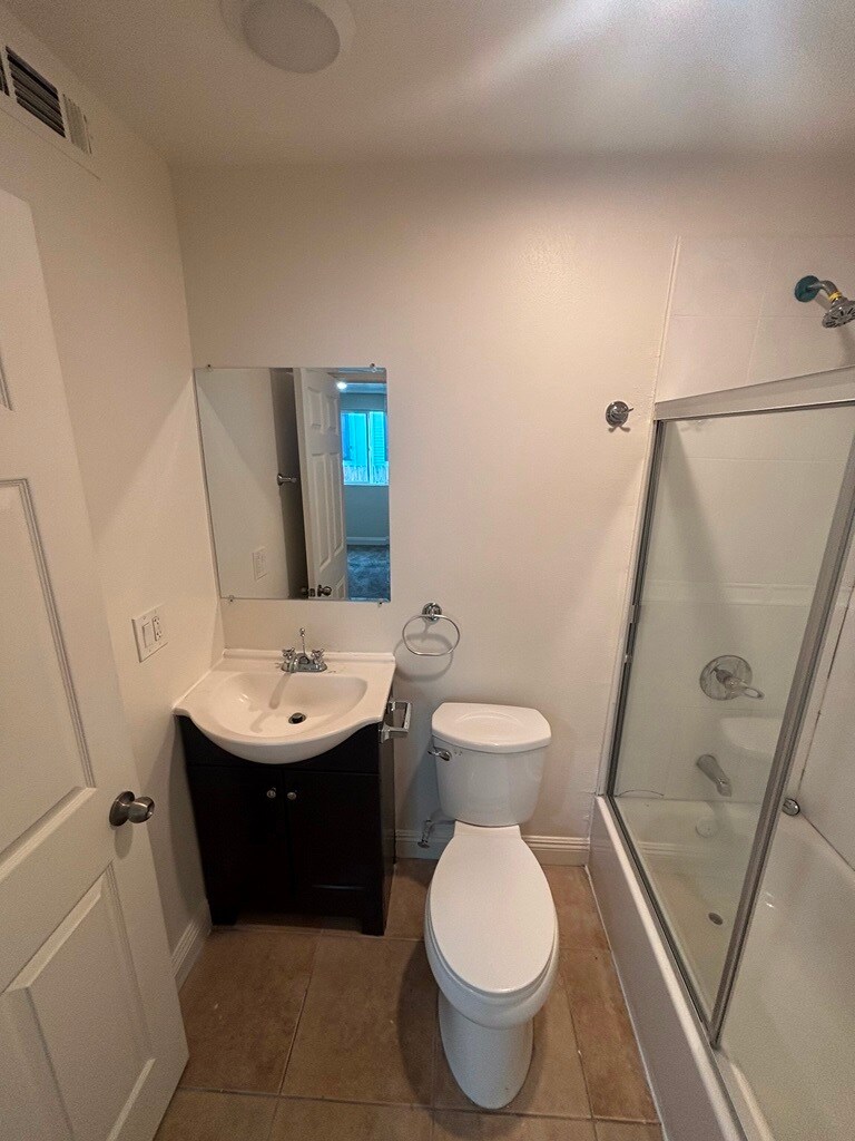 Building Photo - 122 E 24th St