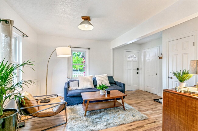 Building Photo - $2,595, 3-bed, 2-bath, located in Denver w...