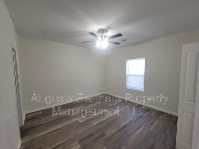 Building Photo - 2122 Circular Dr