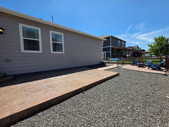 Building Photo - Beautiful Newer Build 3 Bedroom Home in Be...