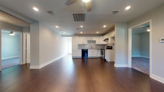 Building Photo - 6801 Greenhurst St