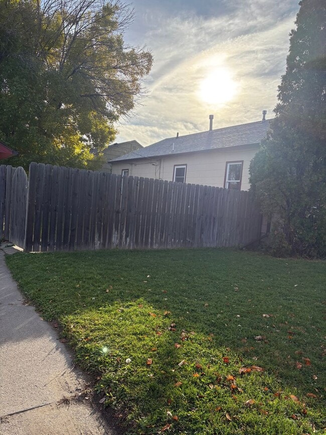 Building Photo - Centrally located 2 bed 1 bath upper level...