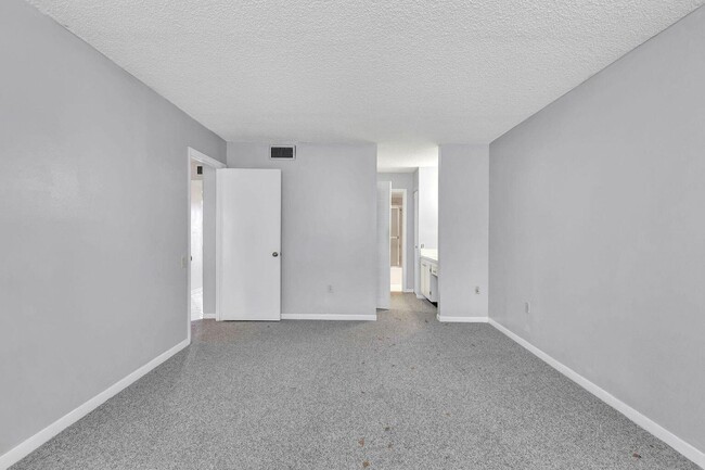 Building Photo - 9300 Lime Bay Blvd