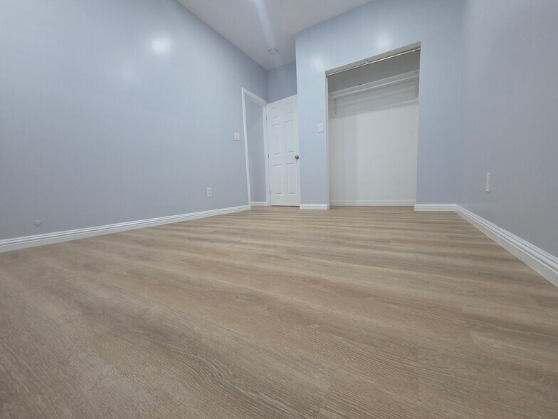 Building Photo - 1715 W 64th St