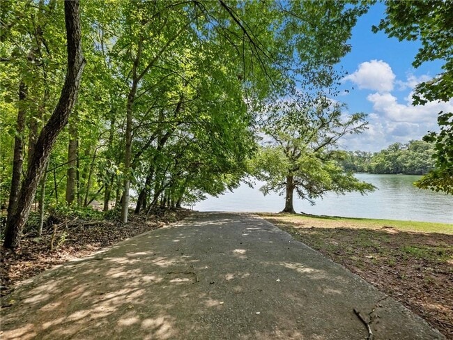 Building Photo - 8083 Beachwood Dr
