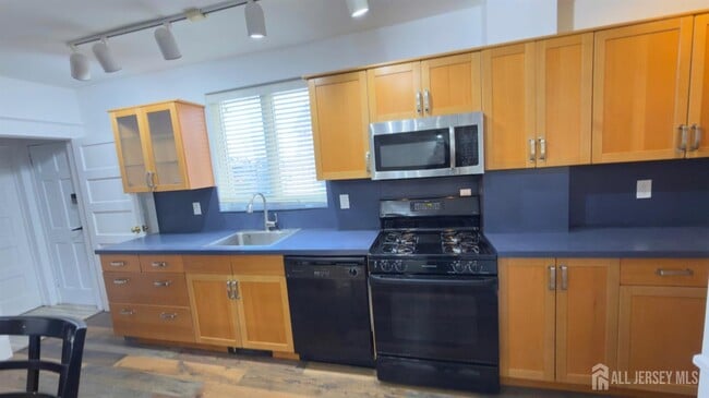 Building Photo - 55 Suydam St