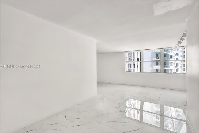 Building Photo - 5055 Collins Ave