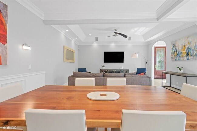 Building Photo - 4 br, 2.5 bath Townhome - 370 NE 7th Ave #...