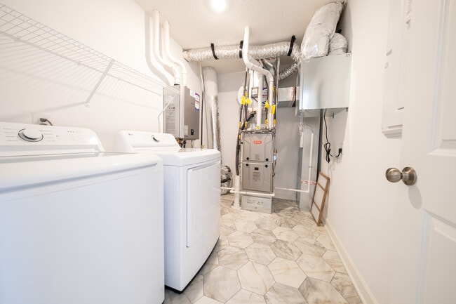 Building Photo - 2255 Tyrone Dr