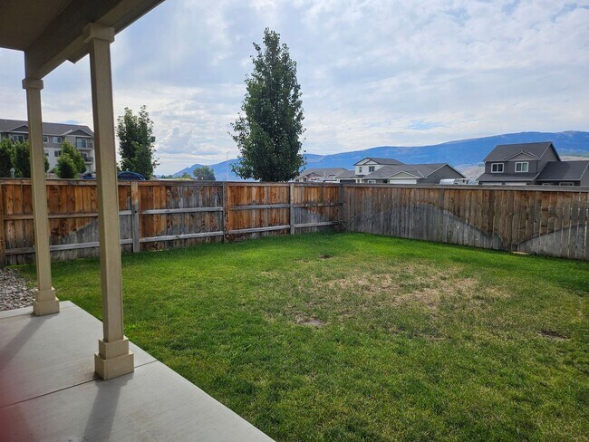 Building Photo - 3 Bedroom, 2.5 Bath House w/ fully fenced yard.