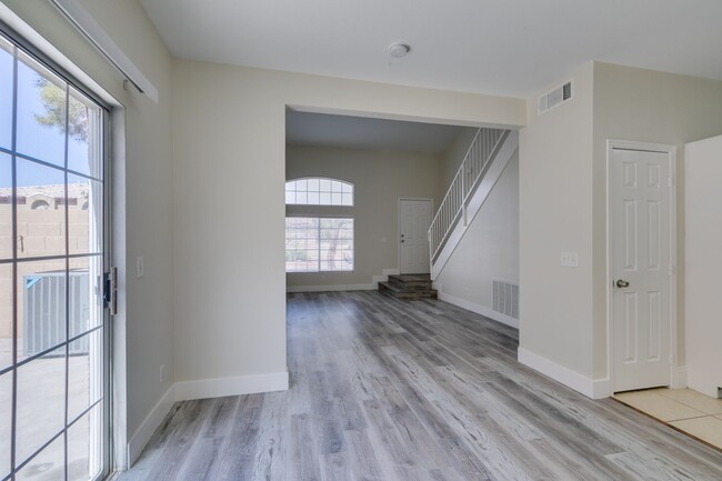 Building Photo - Stylish 2-Bedroom Townhome in Henderson!